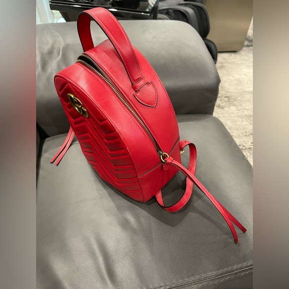 GUCCI
Red Chevron Leather Marmont Backpack Bag - Picture 4 of 10